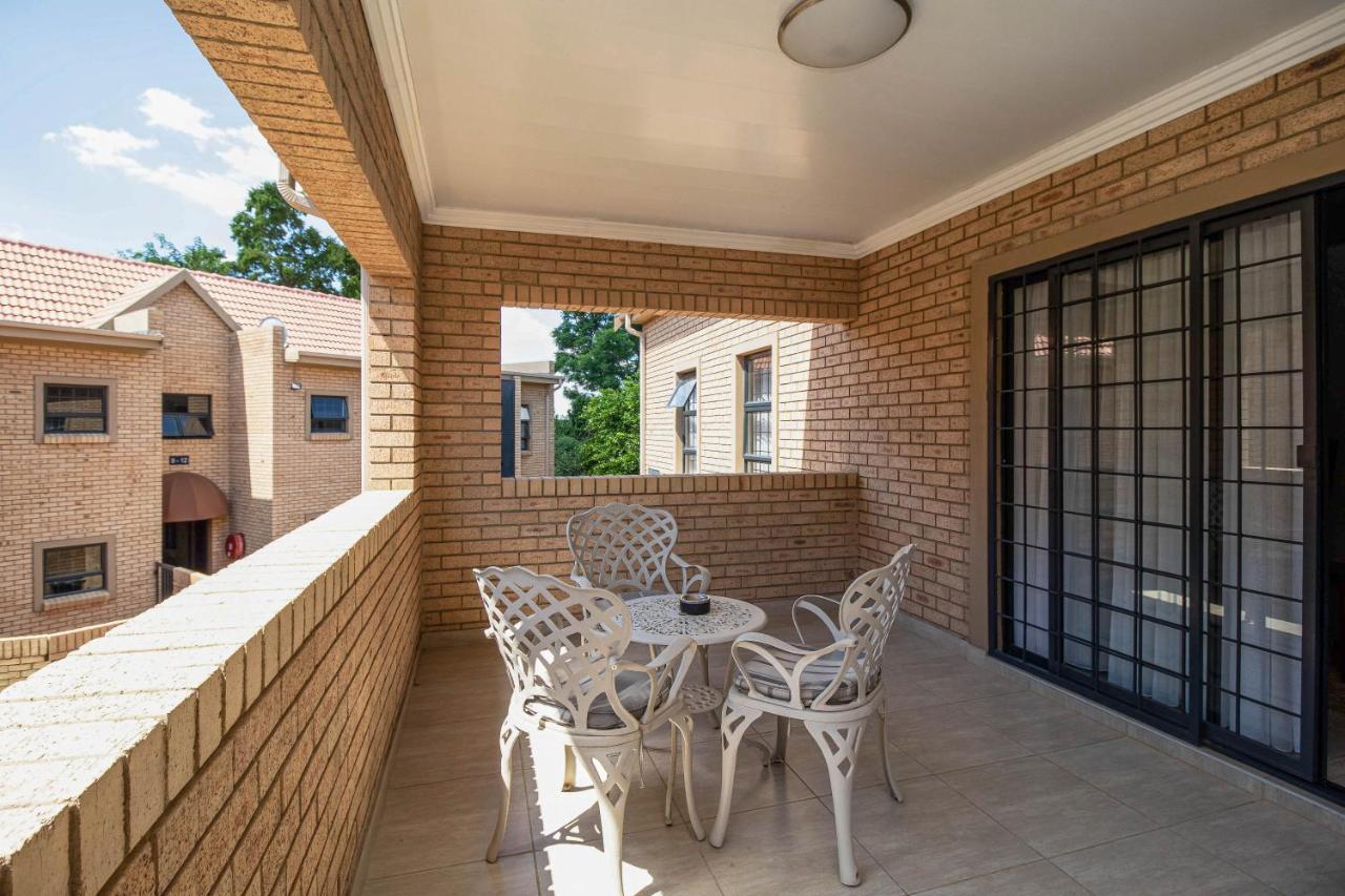 Camelot Guest House & Apartments Potchefstroom Exterior photo