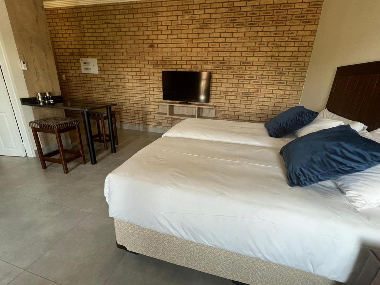 Camelot Guest House & Apartments Potchefstroom Exterior photo